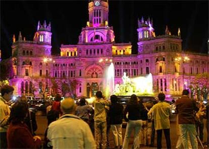 Iluminación nocturna de la Cibeles y el edificio de Correos.