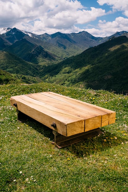 Mesa Pajares, de Javier Camino en el lugar donde se
inspiró para diseñarla.