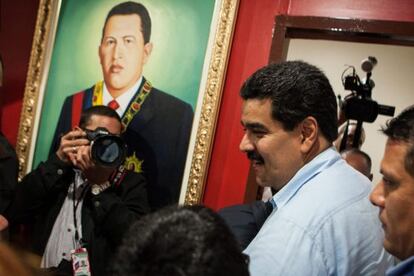El vicepresidente de Venezuela, Nicolás Maduro, con un retrato de Hugo Chávez.