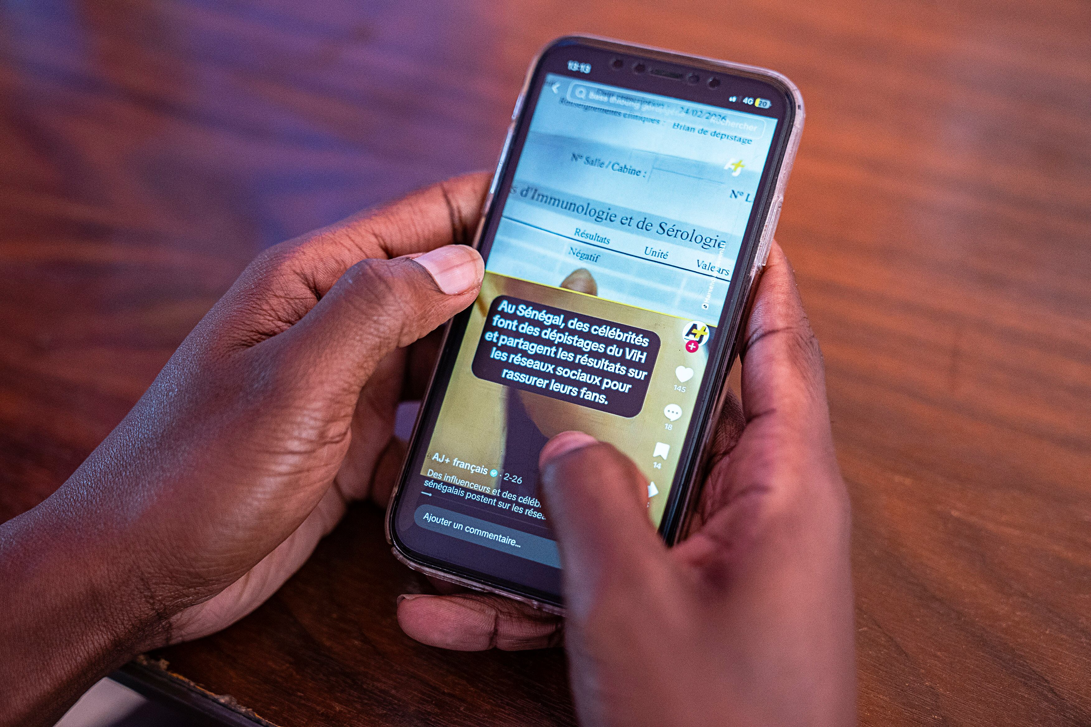La mano de Serge sostiene el teléfono móvil mientras revisa publicaciones en redes sociales. En los últimos meses, medios de comunicación y plataformas como TikTok o Instagram han contribuido a la difusión de contenidos sobre estados serológicos de personas acusadas de ser VIH positivas.