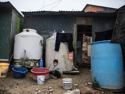 Un niño juega afuera de su vivienda en el asentamiento humano Nadine Heredia en San Juan de Miraflores (Perú), en una imagen de archivo.