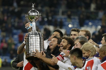 Marcelo Gallardo, entrenador de River Plate, levanta la Copa Libertadores junto a su equipo.