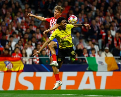El jugador del Atlético de Madrid Marcos Llorente (a la izquierda) pelea por el balón con Ian Maatsen del Borussia Dortmund.