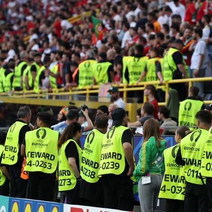 Dortmund (Germany), 22/06/2024.- Stewards watch spectators during the UEFA EURO 2024 group F soccer match between Turkey and Portugal, in Dortmund, Germany, 22 June 2024. (Alemania, Turquía) EFE/EPA/FRIEDEMANN VOGEL
