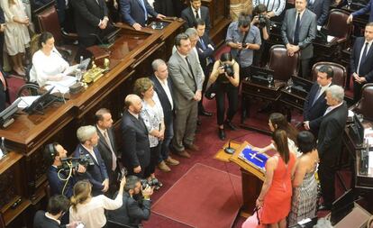 Una legisladora jura su cargo ante la biblia en el Senado de Argentina durante una sesión especial celebrada este miércoles.