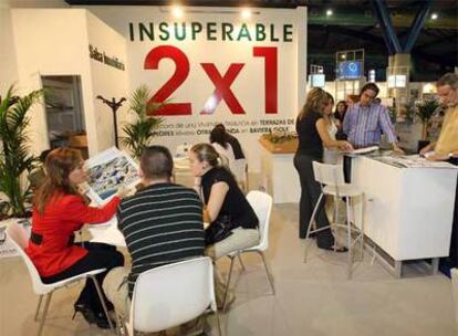 Caseta de la inmobiliaria que ofrece un <i>dos por uno</i> en el salón de Málaga.