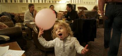 Una ni&ntilde;a, un globo y un restaurante. El cielo de unos es el infierno de los dem&aacute;s.