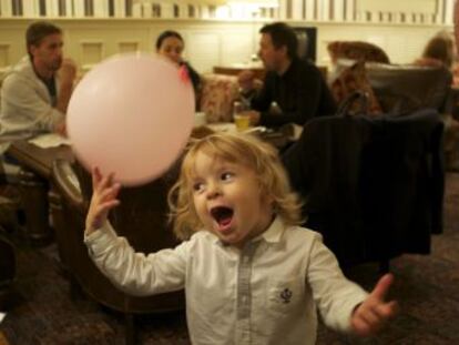 Una ni&ntilde;a, un globo y un restaurante. El cielo de unos es el infierno de los dem&aacute;s.