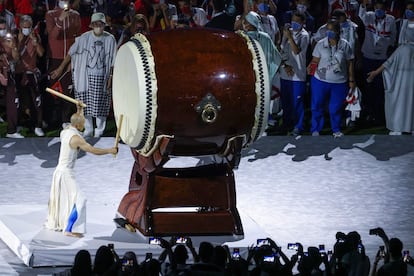 Un músico toca el taiko (tambor japonés).
