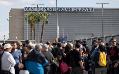 Concentración de los funcionarios este sábado frente a la cárcel Quatre Camins, en Granollers.