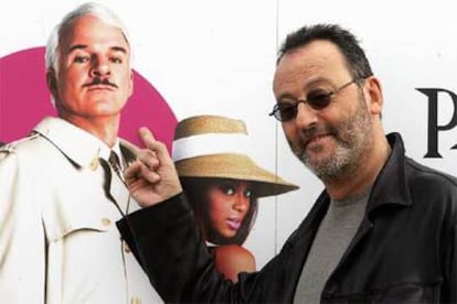 Jean Reno señala a Steve Martin en el cartel de <i>La pantera rosa </i>durante la presentación en Madrid de la película.