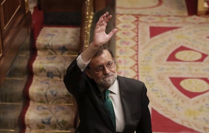 Mariano Rajoy dice adiós antes de durante la primera sesión de hoy de la moción de censura en el Congreso.