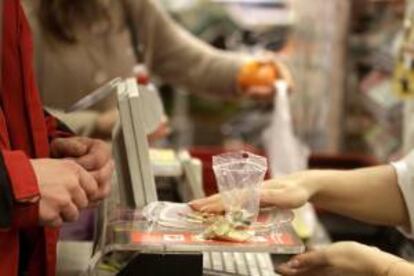 Una encuesta hecha pública hoy revela que un 52 % de polacos rechaza que su país entre en la zona euro al considerar que la moneda única tendrá efectos negativos en la economía nacional, porcentaje que ha aumentado un 2 % con respecto al año pasado. EFE/Archivo