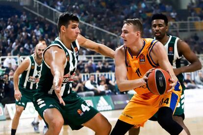 Mitoglou defiende a Pasecniks.