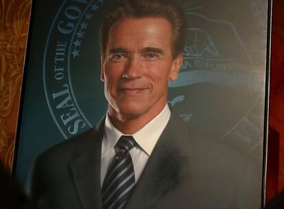 El retrato oficial de Schwarzenegger en el Capitolio de Sacramento, California, con el manch&oacute;n en la solapa.