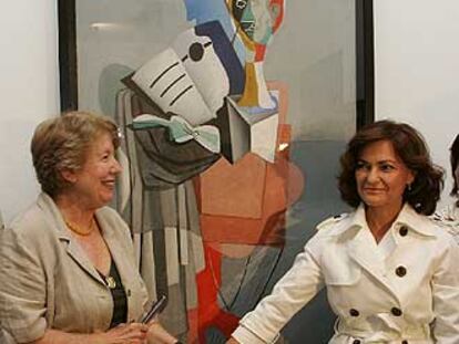 Paloma Altolaguirre (a la izquierda) y Carmen Calvo, ante el cuadro <i>Mesa delante del mar</i> (1926), de Salvador Dalí, en la exposición <i>Viaje a las Islas Invitadas.</i>