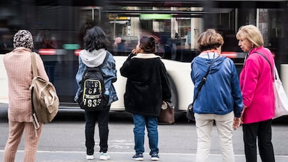 Varias mujeres esperan para cruzar un paso de peatones en una calle de Barcelona, el 9 de noviembre.