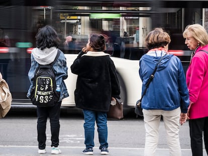 Varias mujeres esperan para cruzar un paso de peatones en una calle de Barcelona, el 9 de noviembre.