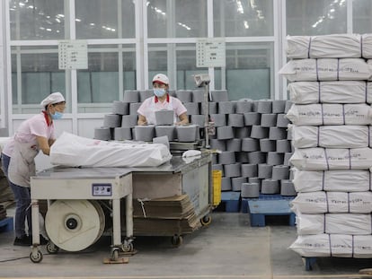 Trabajadores de la minoría étnica uigur trabajando en una procesadora de algodón en la fábrica de Aksu Huafu, en la región de Xinjiang (China). Fotografía facilitada por las autoridades chinas, durante una visita de la prensa extranjera realizada el pasado 20 de abril.