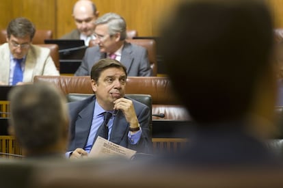 Luis Planas, consejero de medio ambiente durante una sesión en el Parlamento de Andalucía.