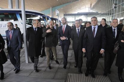Visita guiada por la estación de autobuses de Vitoria con los representantes institucionales.