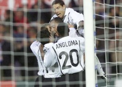 Jugadores del Valencia abrazan a Carew tras uno de los goles del noruego.