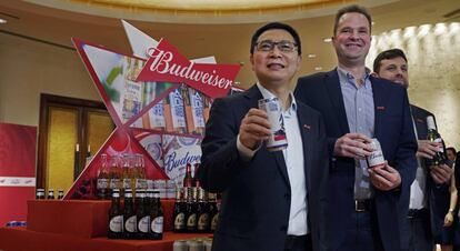 De izquierda a derecha, Frank Wang, director ejecutivo, Jan Craps, CEO, y Guilherme Castellan, responsable financiero de Budweiser Brewing Company APAC.