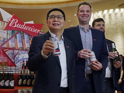 De izquierda a derecha, Frank Wang, director ejecutivo, Jan Craps, CEO, y Guilherme Castellan, responsable financiero de Budweiser Brewing Company APAC.