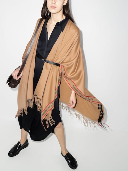 Si andas a la caza de una inversión que te duré mil inviernos, nada como una prenda clásica y atemporal pero moderna al mismo tiempo como este poncho con flecos de Alexander McQueen. Combina con todo y, en cuanto domines su técnica, descubrirás que tiene infinitas posibilidades. Tiene un precio de 790 euros.