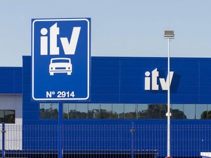 Poner la pegatina de la ITV en un coche que no la haya superado es delito