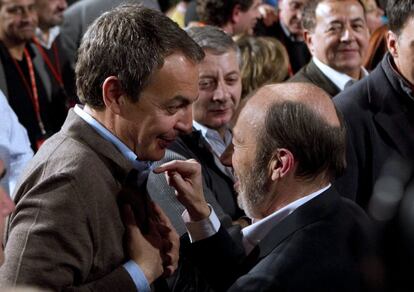 Alfredo Pérez Rubalcaba saluda al secretario general saliente, José Luis Rodriguez Zapatero, después de ganar la Secretaría General Socialista con una estrecha diferencia.