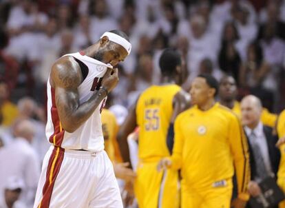 LeBron James, cabizbajo durante el partido ante Indiana