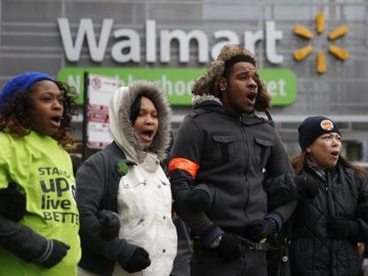 Manifestantes protestan por las condiciones laborales ante un establecimiento de Walmart en Chicago, el pasado noviembre.