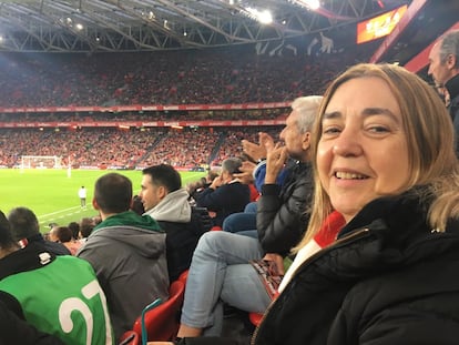 Katia Sarralde, aficionada del Athletic Club, en un partido en el nuevo San Mamés.