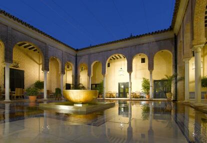 Patio interior del parador de Carmona (Sevilla), levantado sobre las ruinas de un antiguo alcázar árabe del siglo XIV.