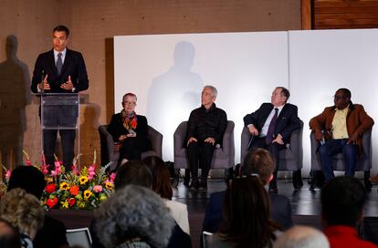 Pedro Sánchez (i) habla durante una visita al Centro de Memoria, Paz y Reconciliación hoy, en Bogotá.  Sánchez escuchó este miércoles a las organizaciones surgidas del acuerdo de paz entre el ejecutivo colombiano y las FARC y pidió que el dolor y la tragedia sufrida durante décadas de conflicto no se normalice ni se olvide. 
