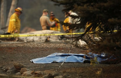 Un cadáver yace en el suelo mientras los bomberos continúan con las labores de búsqueda en una vivienda de Camp Fire (Paradise), el 11 de noviembre.