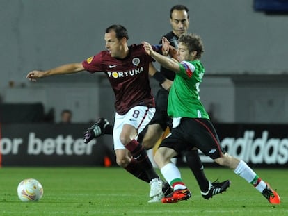 Matejovsky protege el balón ante Muniain.