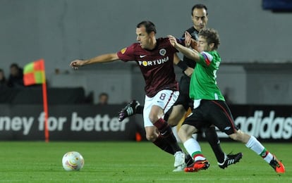 Matejovsky protege el balón ante Muniain.