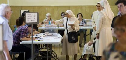 Varias monjas votan en un colegio electoral de Murcia