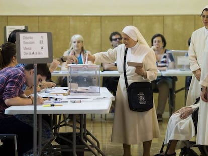 Varias monjas votan en un colegio electoral de Murcia