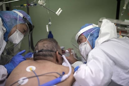 Enfermeros atienden a un enfermo de Covid en una UCI.