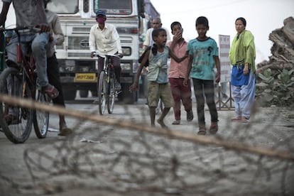 Un poco de alambre de espino en el suelo de la carretera es lo único que impide atravesar la frontera que separa Nepal de India en Nepalgunj. Miles de personas cruzan cada día. Cada año se estima que 12.000 mujeres y niños son víctimas de la trata en Nepal.