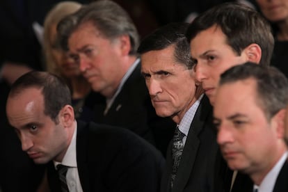 Michael Flynn, ex-assessor de Segurança Nacional (terceiro à direita), em uma reunião na Casa Branca em 13 de fevereiro de 2017. Michael Flynn, conselheiro de Segurança Nacional, renunciou por mentir sobre algumas conversas não autorizadas com um diplomata russo, em uma reverberação do escândalo de espionagem cibernética durante as eleições norte-americanas.