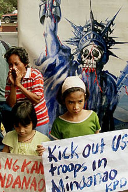 Manifestación de filipinos, el viernes, contra la presencia de tropas de EE UU en el país.