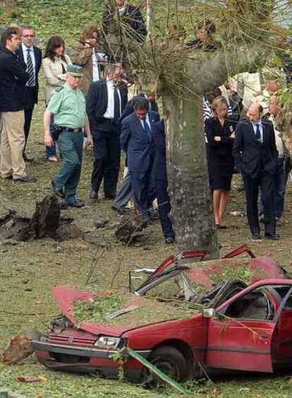 Rubalcaba y Chacón visitan el lugar del atentado en Santoña.