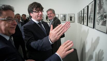 Enric Millo, Carles Puigdemont i Íñigo Méndez de Vigo, durant el recorregut per l'exposició de la col·lecció del Macba.