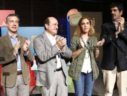 Andoni Ortuzar, en el centro, flanqueado por Iñigo Urkullu e Ibone Bengoetxea este domingo en el acto municipalista que ha celebrado el PNV en San Sebastián.