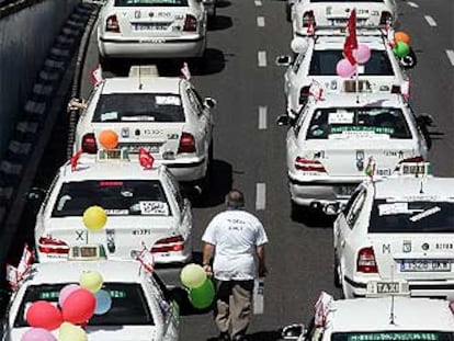 La manifestación de taxistas contrarios al nuevo reglamento se dirige a la puerta de Alcalá.