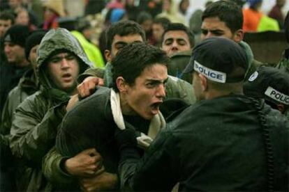 Un colono judío se enfrenta a la policía durante el desalojo de un asentamiento ilegal en Cisjordania.